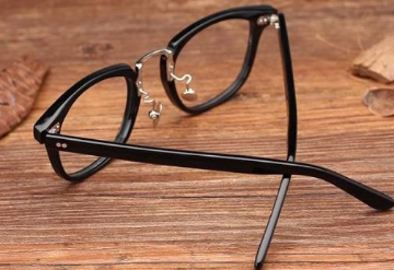 眼镜架选购时需注意什么 什么材质的眼镜架比较好