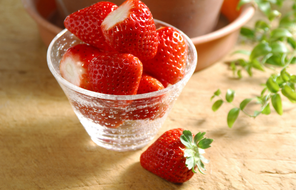 为什么草莓冬天才能吃夏天不能吃？冬天吃草莓还是夏天吃草莓？