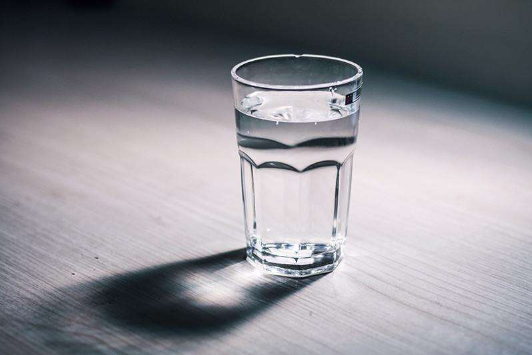 淡盐水是电解质水吗？淡盐水和电解质水哪个好？